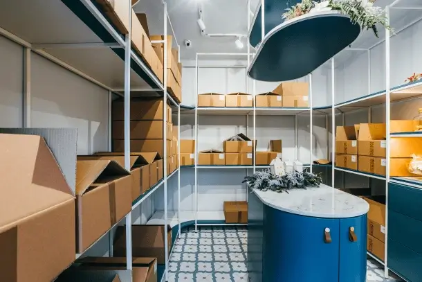 Interiorul atelierului de turtă dulce Varga Mézes, cu cutii ambalate pe rafturi